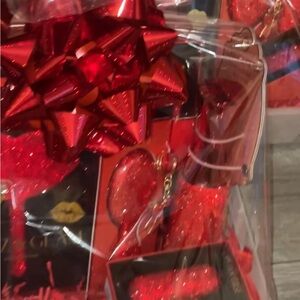 glitz and glam gift basket includes 5 items all new rap in a gift Basket